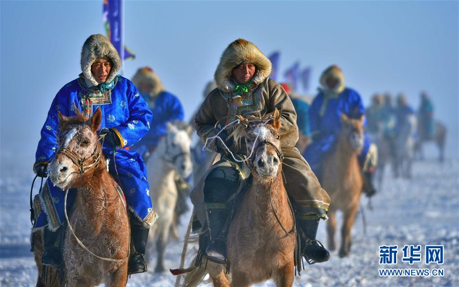 Chine : spectaculaires photos des gardiens de troupeaux mongols galopant dans la neige