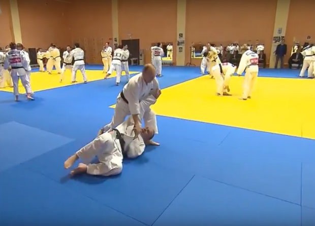 Quand Vladimir Poutine met les judokas de l'équipe de Russie au tapis...