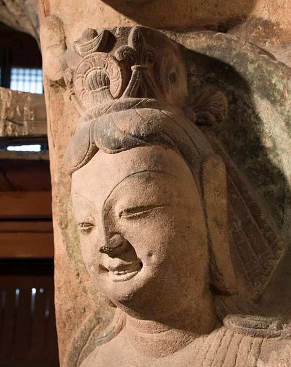 L'étonnante statue de Bodhisattva souriant de Yungang