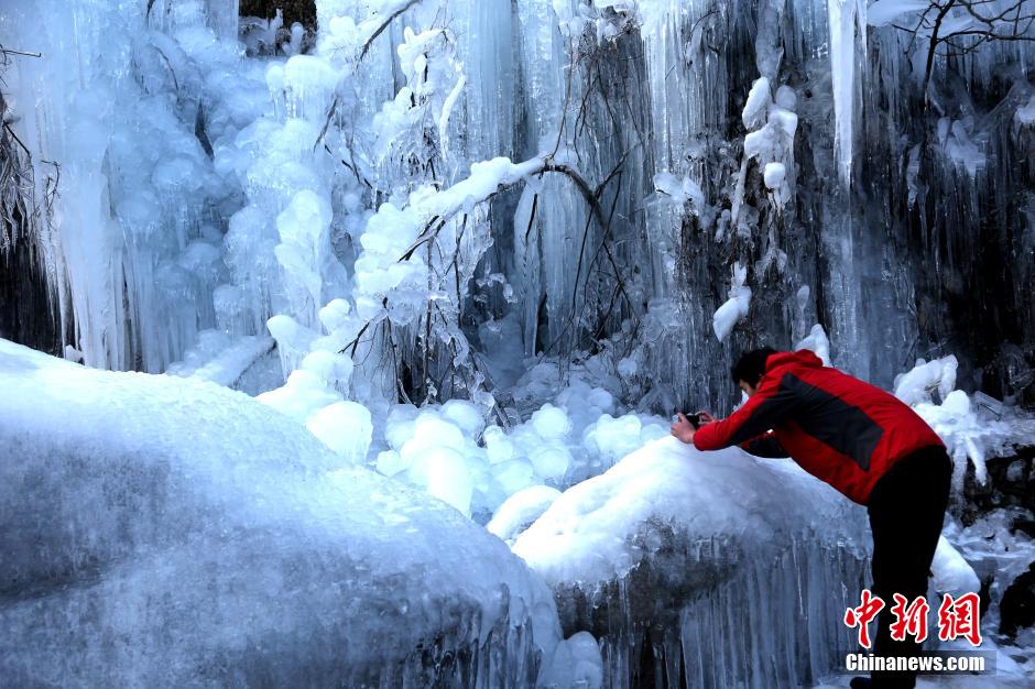 Magnifiques scènes de glace dans une vallée du Henan 