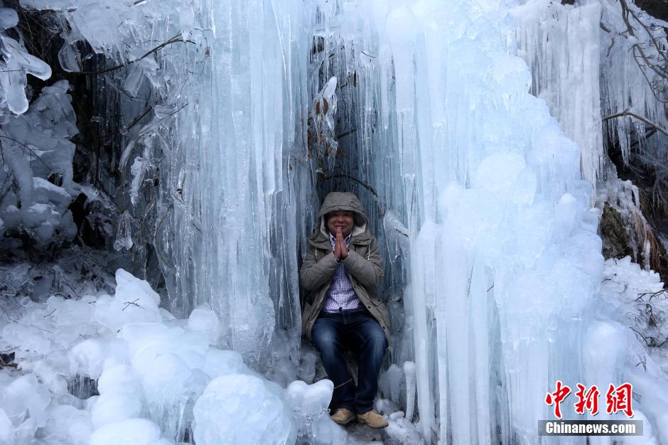 Magnifiques scènes de glace dans une vallée du Henan 