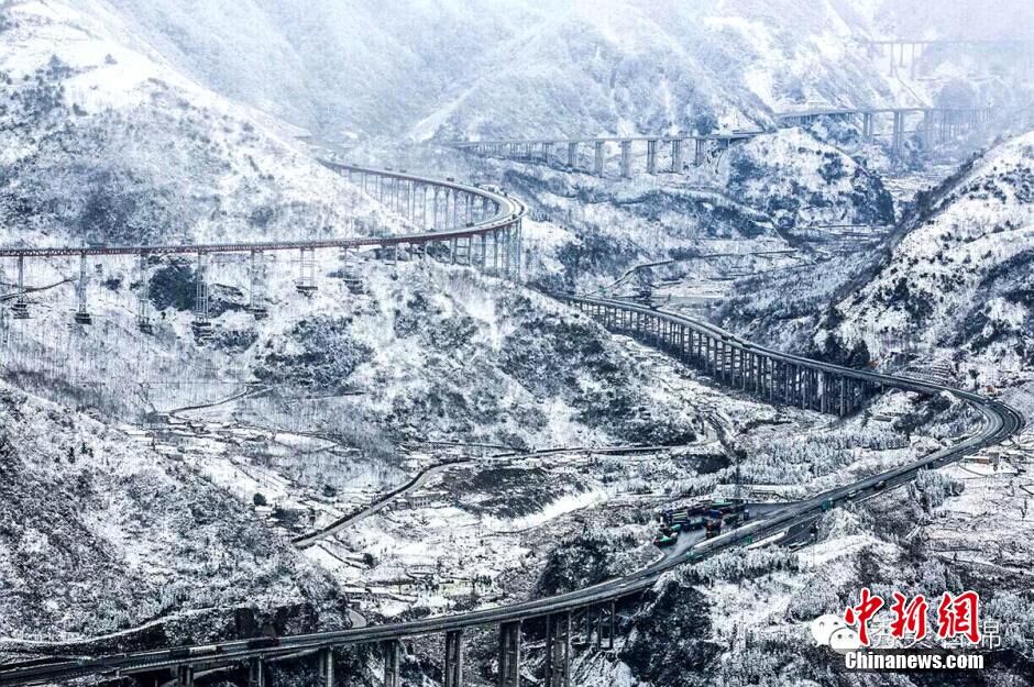 Les magnifiques paysages des Monts Tuowu et de l’autoroute Jingkun sous la neige