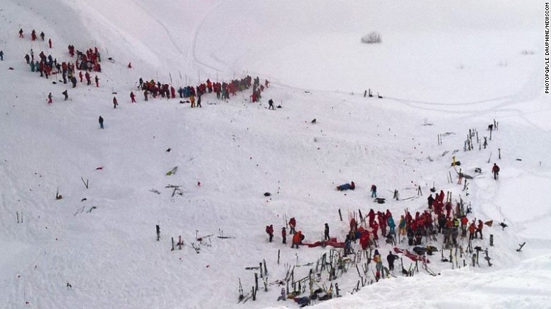 Une classe de lycéens ensevelie par une avalanche dans les Alpes françaises, au moins 3 morts