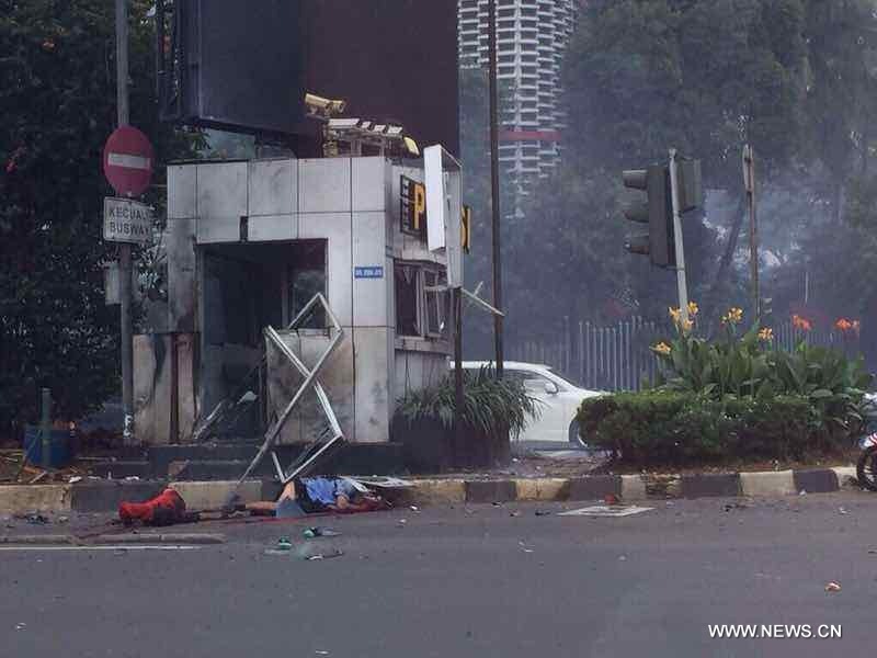 Explosions et fusillade dans un centre commercial de Jakarta