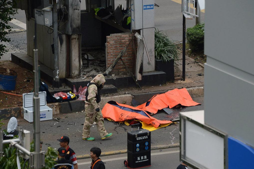 Attentat à Jakarta, revendiqué par l’Etat islamique : 7 morts dont 5 terroristes