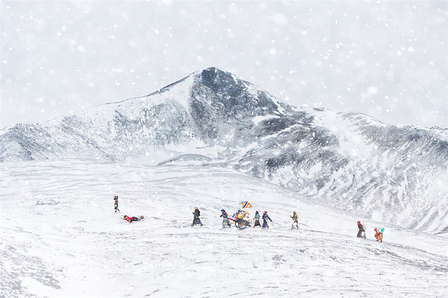 Des pèlerins tibétains en route vers la montagne sacrée 
