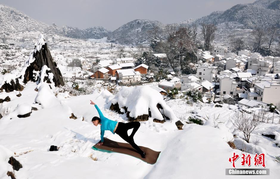 Pratique du yoga en plein hiver dans le Jiangxi 