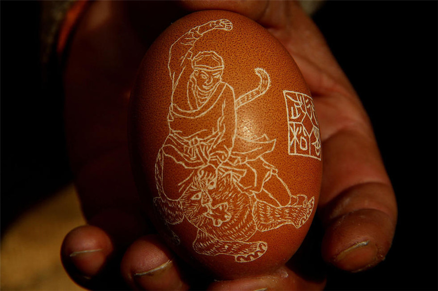 La gravure sur œuf, art d'un vieux paysan chinois