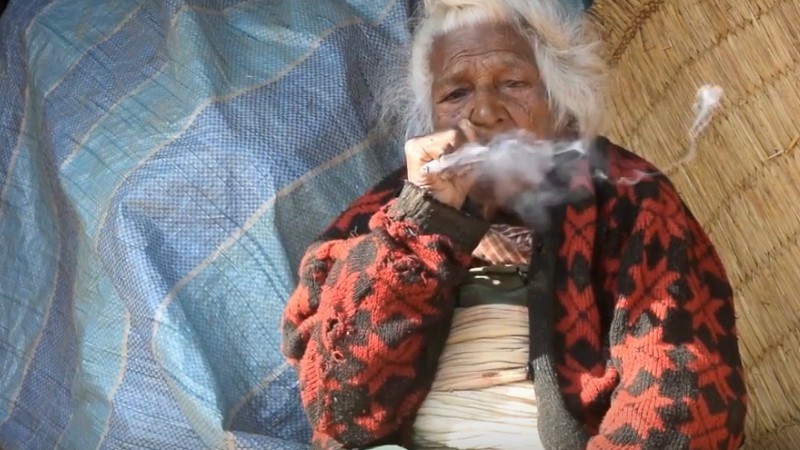 Cette Népalaise a 112 ans et fume 30 cigarettes par jour depuis l'âge de 17 ans !