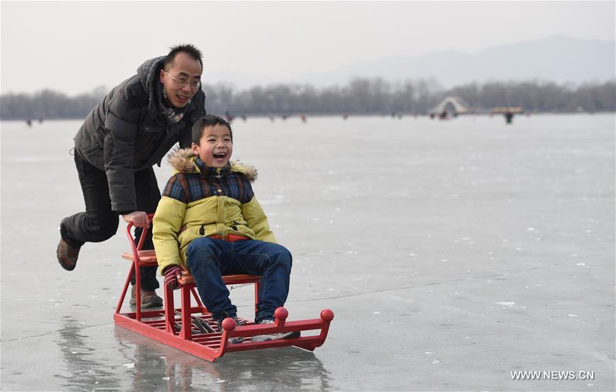 Transformé en patinoire, le lac Kunming du Palais d'Eté de Beijing fait la joie des touristes