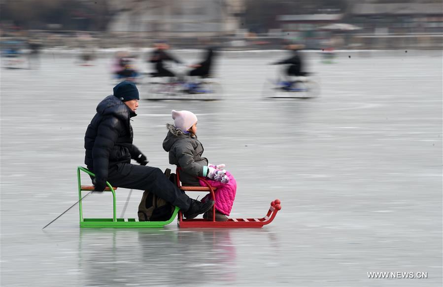 Transformé en patinoire, le lac Kunming du Palais d'Eté de Beijing fait la joie des touristes