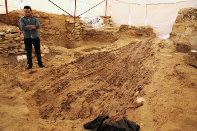 Egypte : un bateau vieux de 4 500 ans découvert près de pyramides