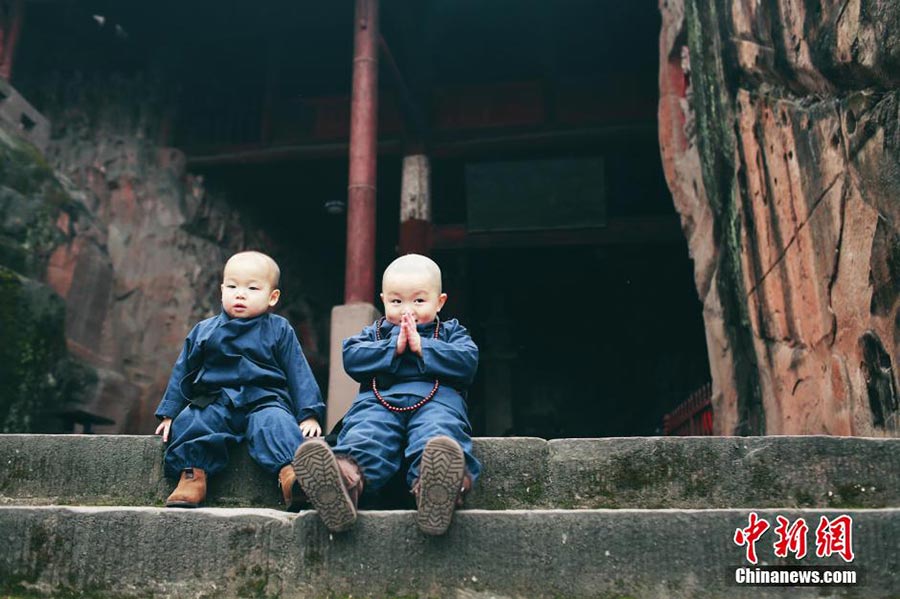 Deux adorables « petits moines » deviennent des stars en ligne