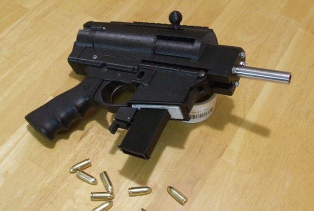 Un charpentier américain fabrique un pistolet-mitrailleur avec une imprimante 3D