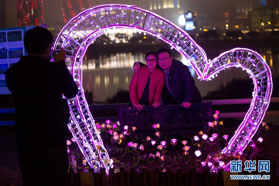 Des sculptures de lumière illuminent Macao pour la Saint-Valentin
