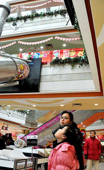 Un incroyable et vertigineux toboggan installé dans un supermarché de Shanghai