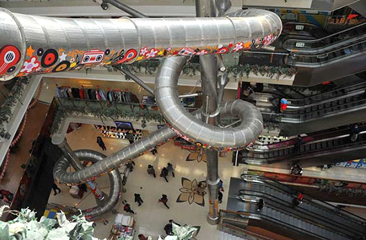 Un incroyable et vertigineux toboggan installé dans un supermarché de Shanghai