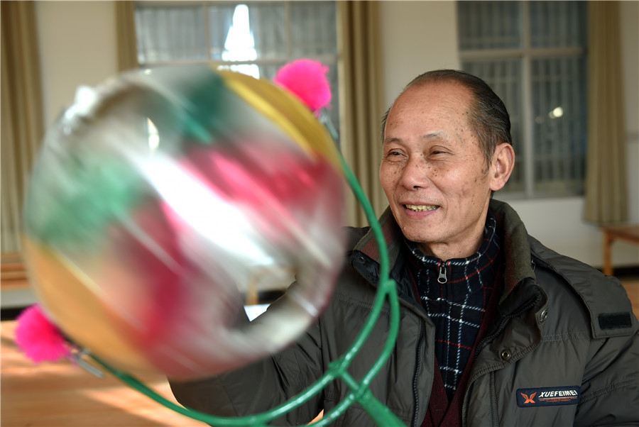 Un artisan maintient vivante la tradition des lanternes-dragon à pétards du Guangxi