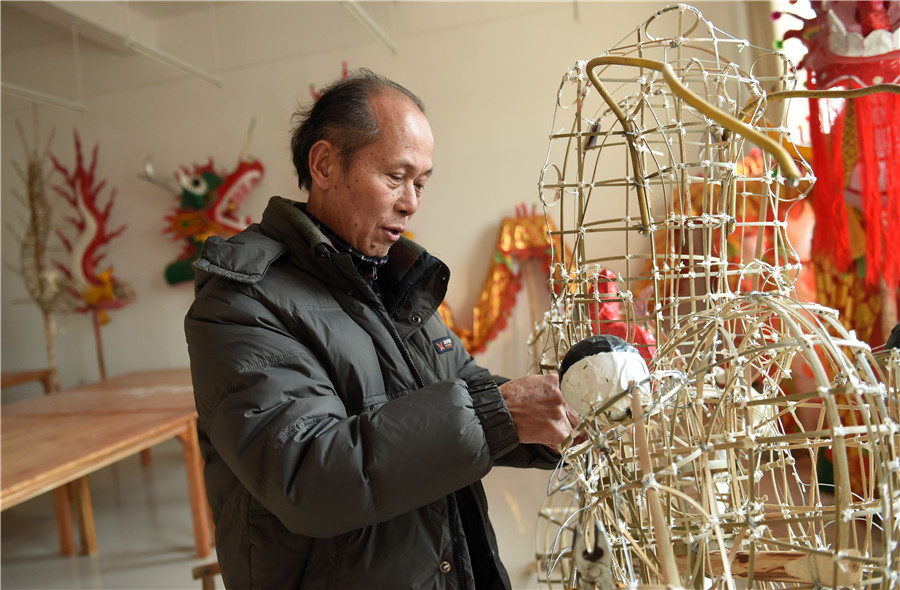 Un artisan maintient vivante la tradition des lanternes-dragon à pétards du Guangxi