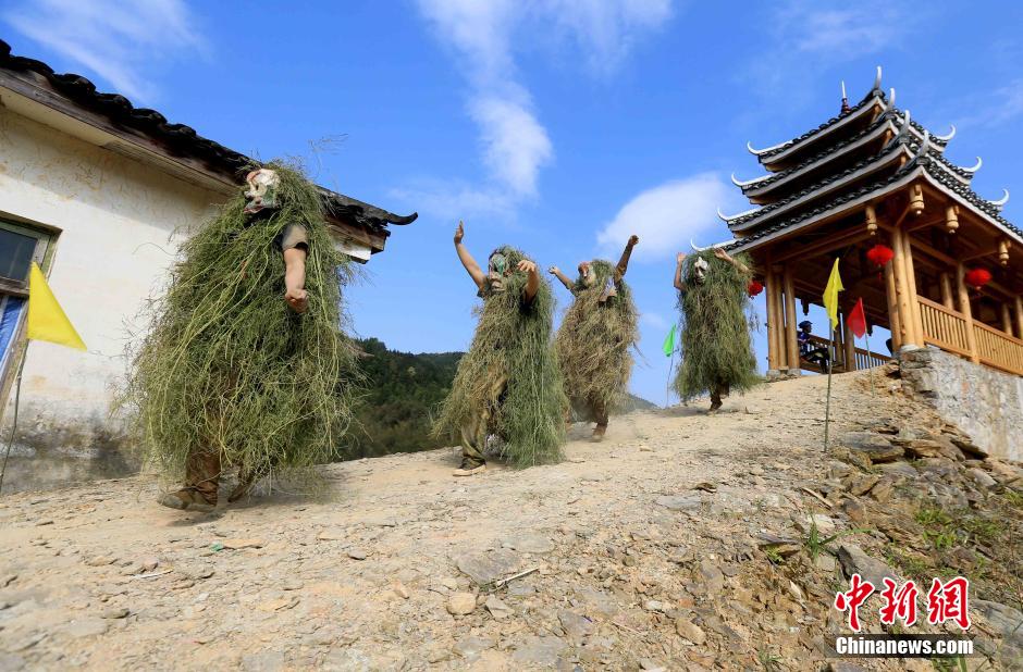 Guangxi : fête traditionnelle chamanique de l’ethnie Miao