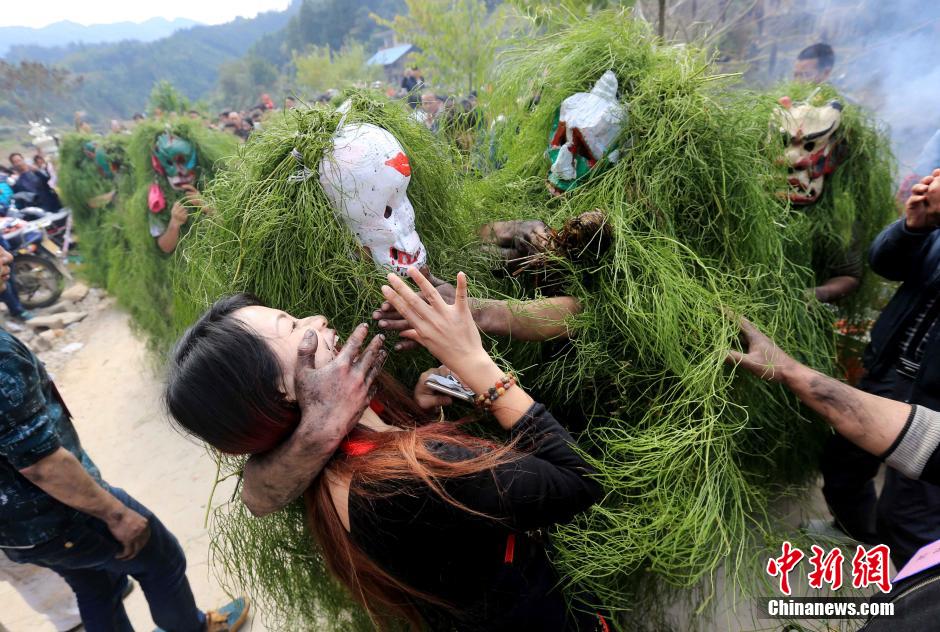 Guangxi : fête traditionnelle chamanique de l’ethnie Miao