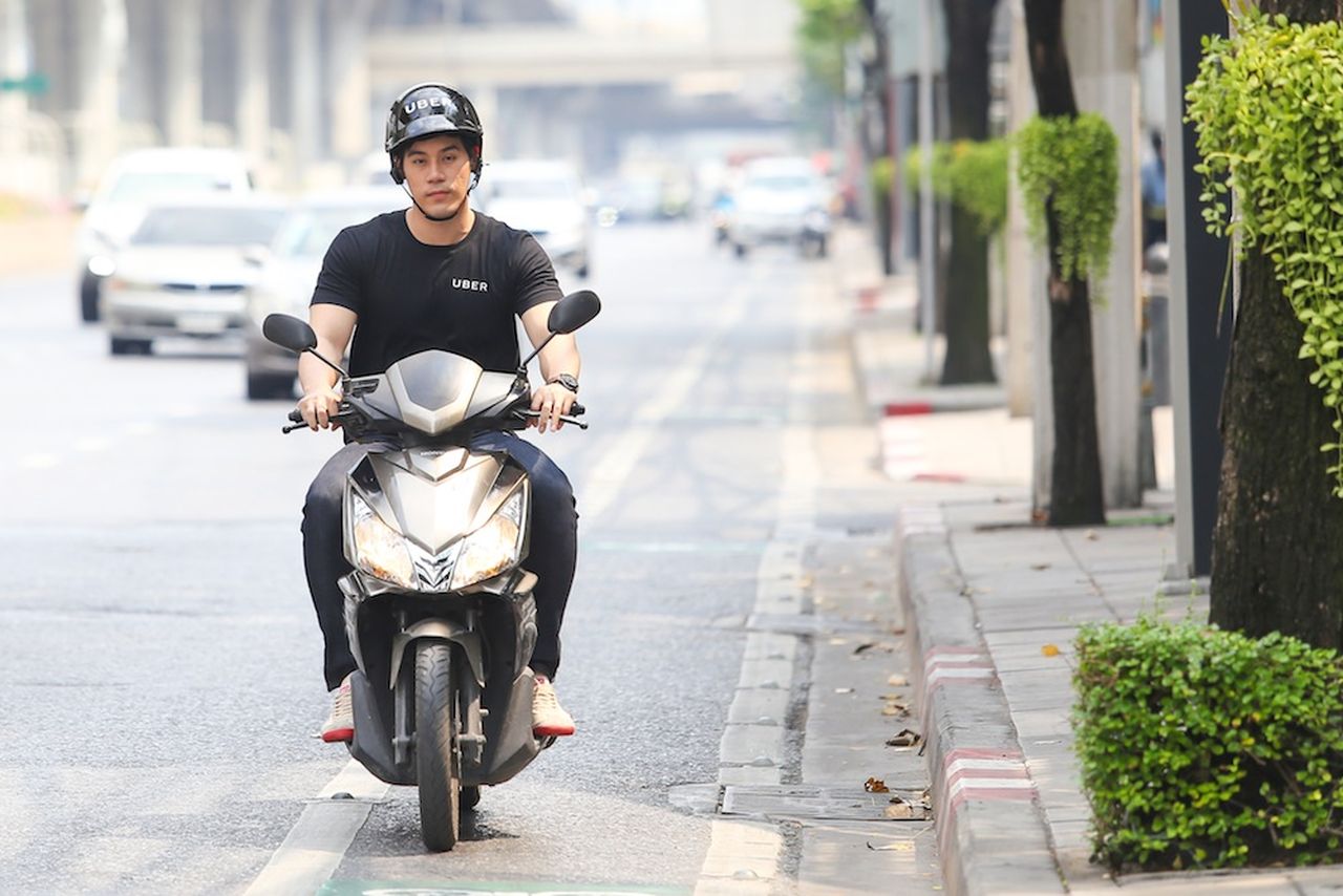 Uber lance son premier service à moto du monde en Thaïlande
