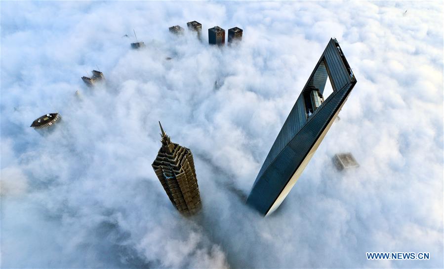 Shanghai : les gratte-ciel emblématiques au-dessus des nuages