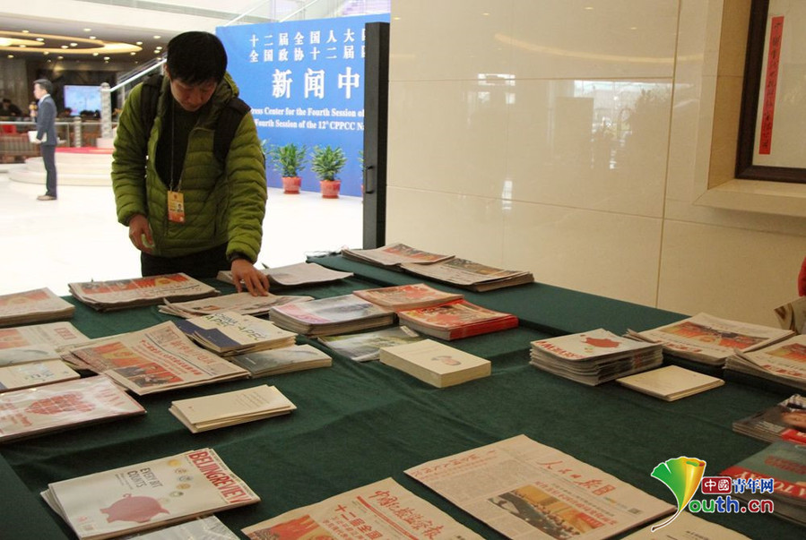 Le recueil « Xi Jinping: La gouvernance de la Chine » très demandé aux deux sessions