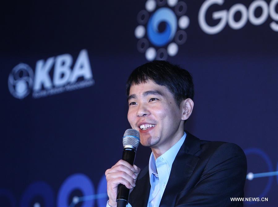 Duel Humain-Robot : AlphaGo a des points faibles, dit Lee Sedol qui remporte sa première victoire