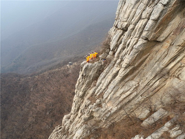 Spectaculaire démonstration de Kung Fu sur des falaises du Henan