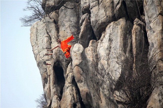 Spectaculaire démonstration de Kung Fu sur des falaises du Henan