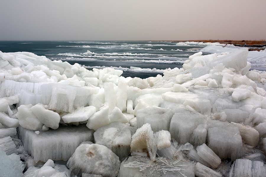 Les rives du plus grand lac d'eau douce de Chine recouvertes de glace