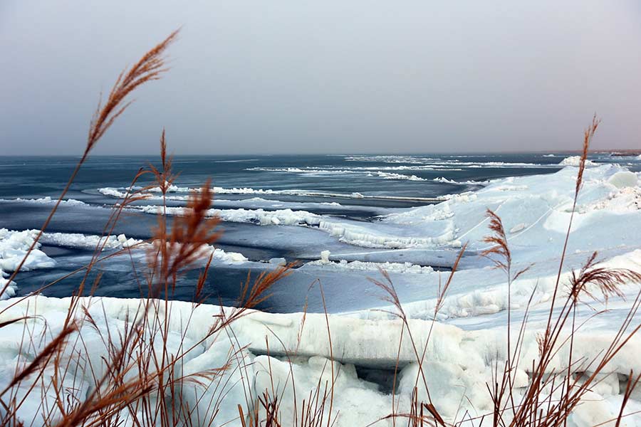 Les rives du plus grand lac d'eau douce de Chine recouvertes de glace