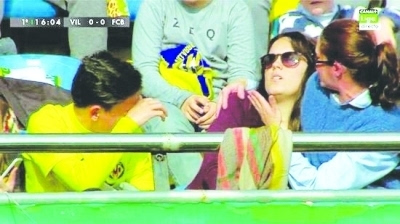 Une supportrice espagnole mise KO par un tir de Lionel Messi