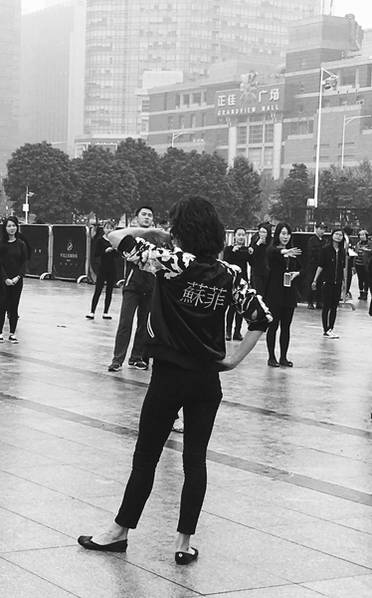 Sophie Marceau danse dans les rues de Guangzhou