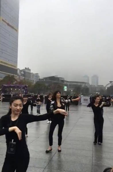 Sophie Marceau danse dans les rues de Guangzhou