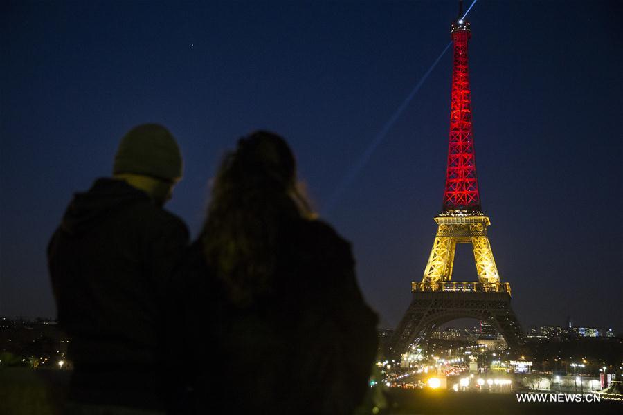 Tour Eiffel aux couleurs belges, drapeaux en berne