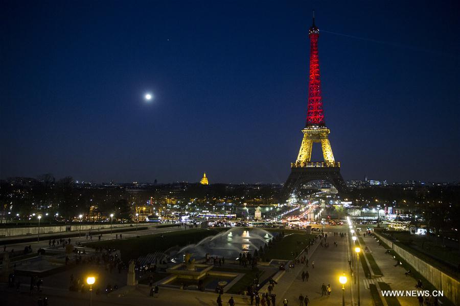 Tour Eiffel aux couleurs belges, drapeaux en berne