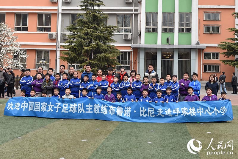Football féminin : l’entraîneur de l’équipe de Chine avec des jeunes Pékinois