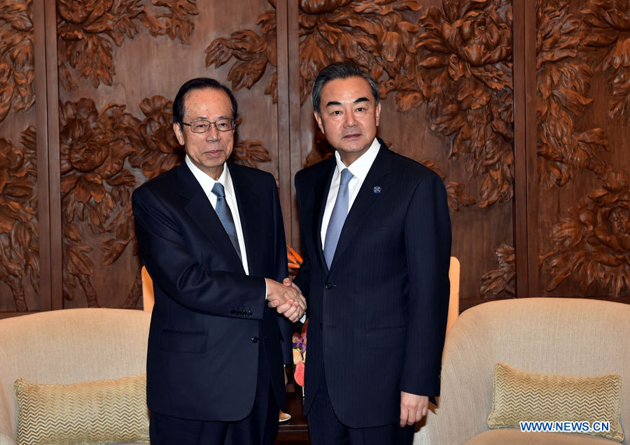 Le ministre chinois des AE rencontre le président du conseil d'administration du Forum de Boao