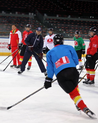 L'équipe des jeunes de hockey sur glace chinoise s'entraîne en République tchèque pour les JO de 2022