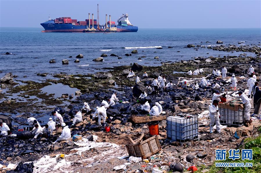 Pollution sur les côtes de Taiwan : un porte-conteneurs échoué 