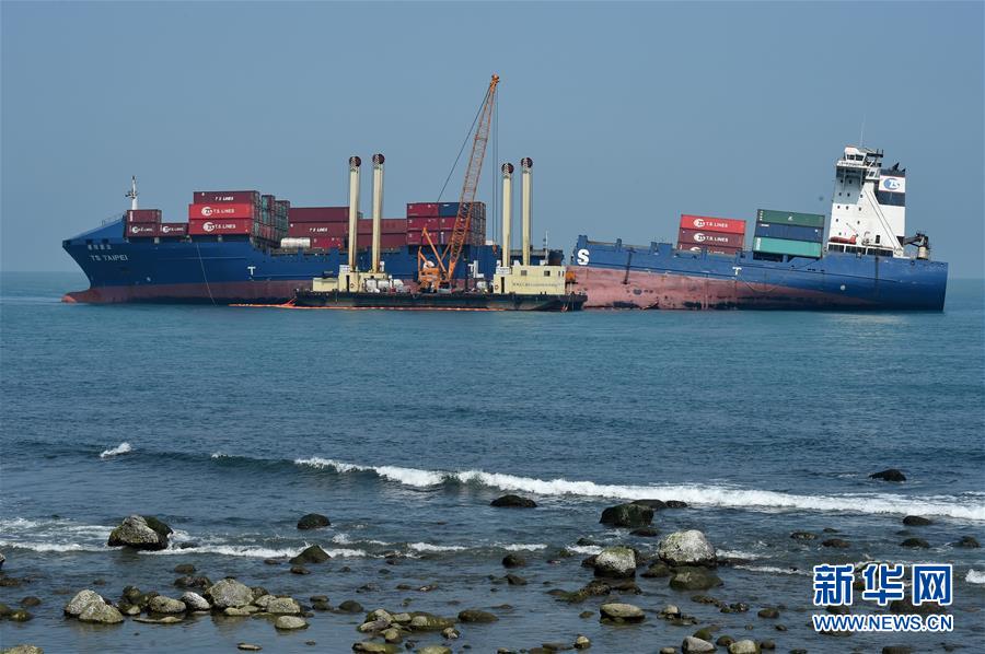Pollution sur les côtes de Taiwan : un porte-conteneurs échoué 