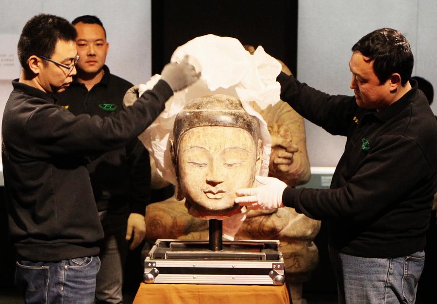 Retour de la tête volée de la statue du Bouddha Shakyamuni