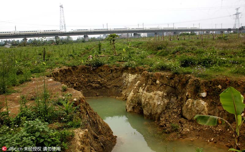 Un immense trou dans un étang du Guangxi