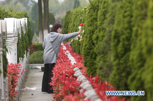 Des millions de Chinois honorent leurs défunts lors de la Fête des morts