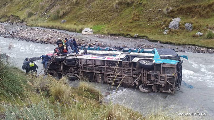 Au moins 40 morts dans un accident de bus au Pérou