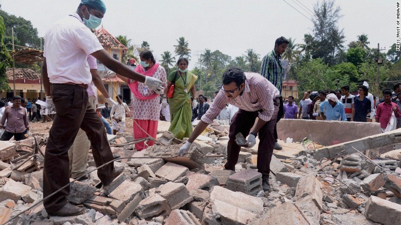 Incendie dans un temple en Inde, au moins 105 morts et près de 500 blessés