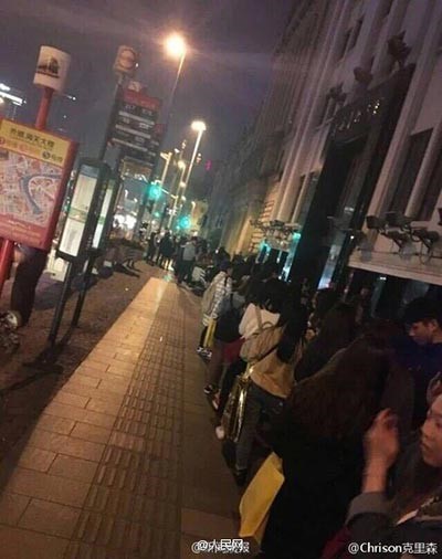 Des fans de la pop star Lu Han font la queue à Shanghai pour poser avec la boite aux lettres qu'il a touchée