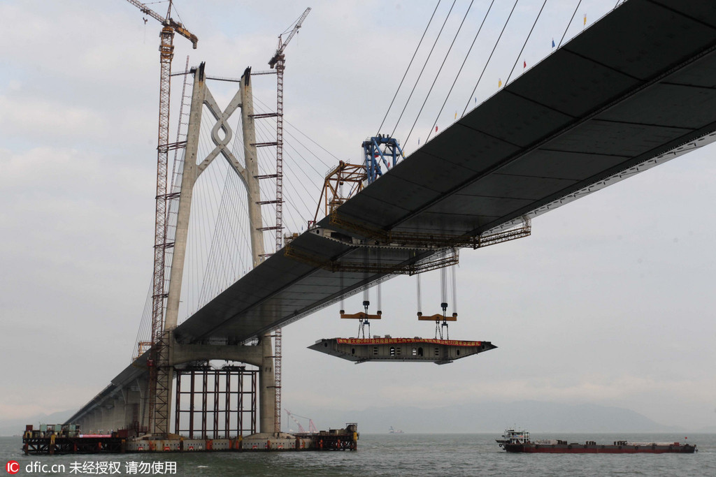 Fin de la pose de la plus grande traverse du grand pont Hong Kong-Rivière des Perles-Macao
